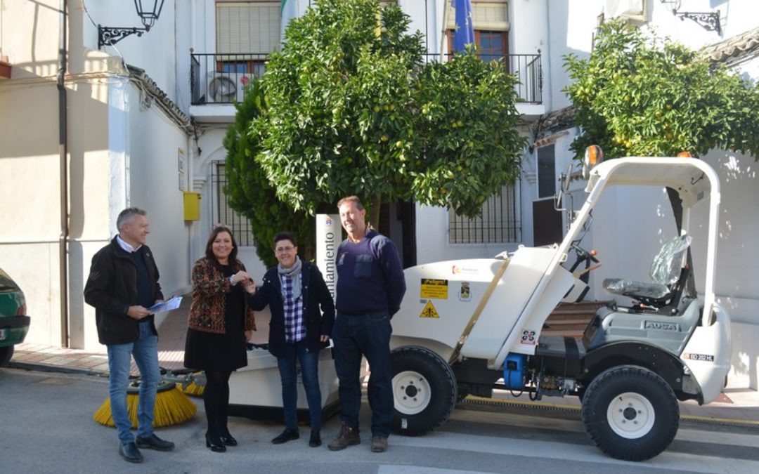 La Vicepresidenta Segunda de la Diputación Provincial de Córdoba hace entrega de una Barredora al Ayuntamiento de Fuente-Tójar 1
