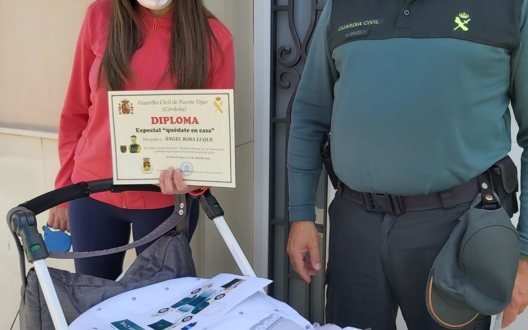 La Guardia Civil en colaboración con el Ayuntamiento entrega un Diploma Especial "Quédate en Casa" de bienvenida a Ángel Rosa Luque que nació el pasado 27 de abril 1