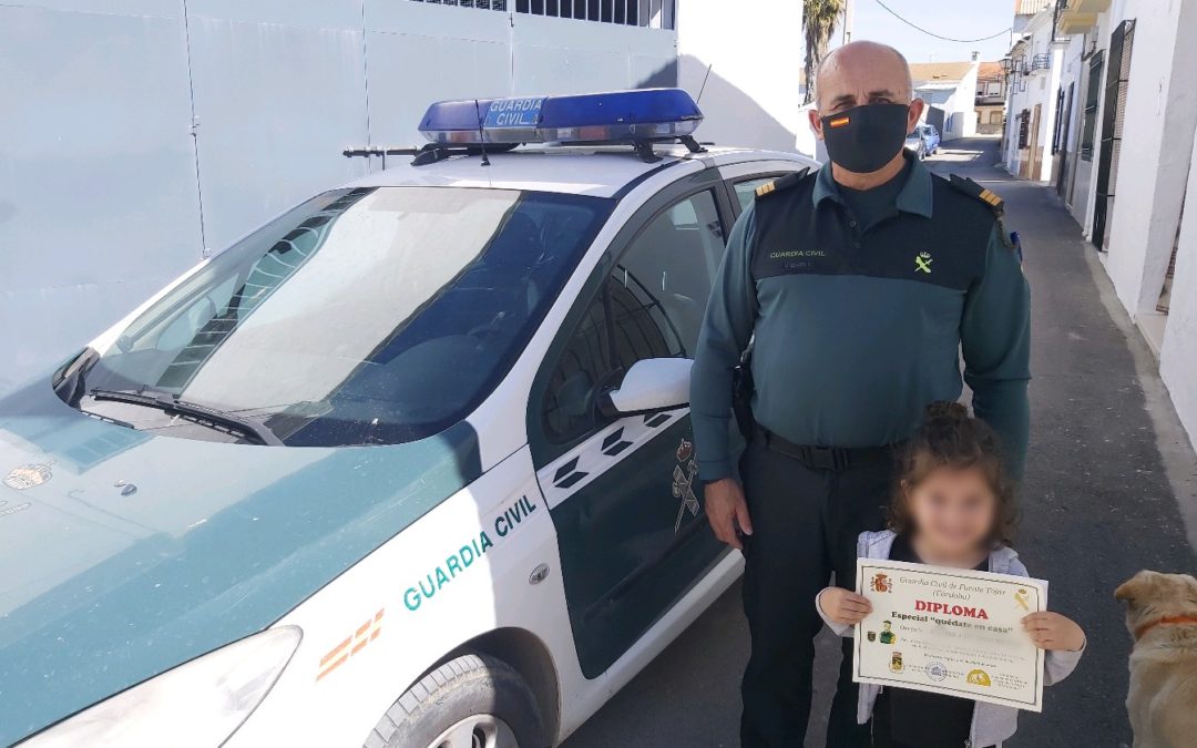 La Guardia Civil de Fuente-Tójar entrega, con la colaboración del Ayuntamiento, Diplomas Especial "Quédate en Casa" a los niños y niñas de la aldea de El Cañuelo 1