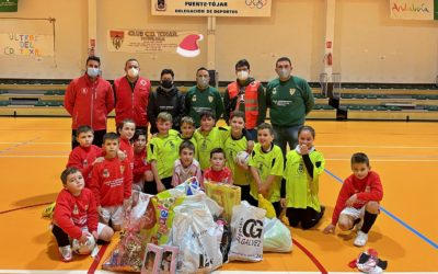 Entregados a Cruz Roja los regalos recogidos en el partido benéfico de Fútbol-Sala celebrado en Fuente-Tójar