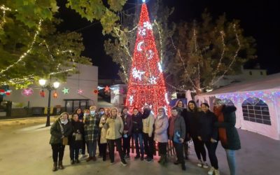 Las vecinas de Fuente-Tójar “visten” el pueblo para recibir la Navidad