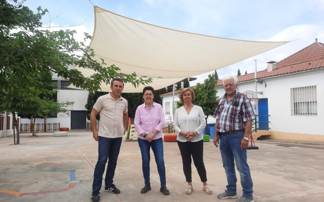El Ayuntamiento instala dos toldos en el patio del CEIP Ntra. Sra. del Rosario 1