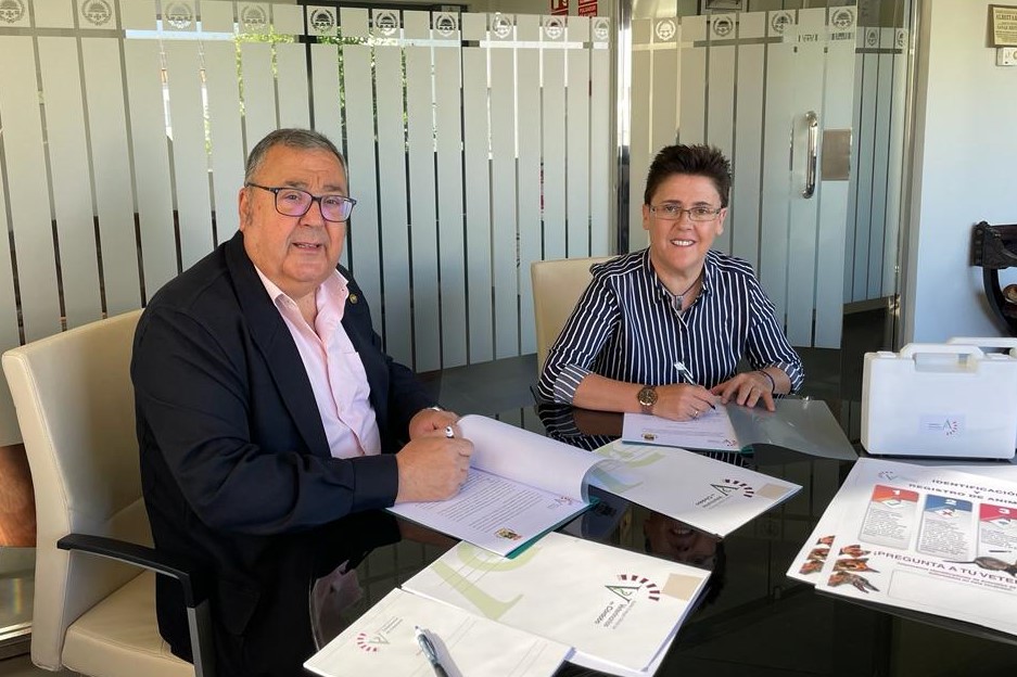 Firmado Convenio de colaboración entre el Ayuntamiento y el Colegio Oficial de Veterinarios de Córdoba para el Registro de Animales de Compañía 1