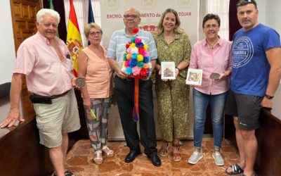 La Alcaldesa junto al Teniente de Alcalde y al nuevo maestro Danzante entregan el gorro típico a José Manuel Muñoz Merinas de Almodóvar del Río