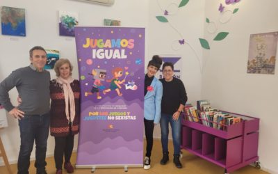 El Rincón Violeta de la Biblioteca Pública Municipal ha sido el lugar elegido para la representación del CuentaCuentos “Las muñecas son para las niñas”